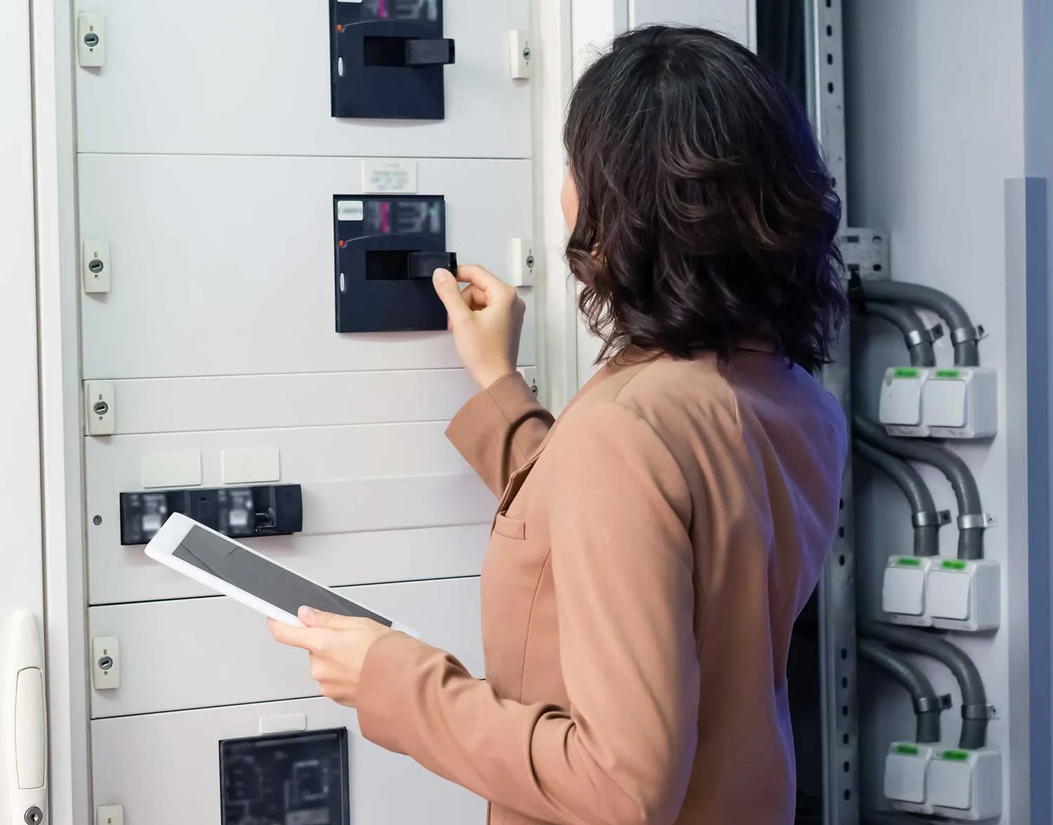 Partnered with domestic UPS brands to resolve UPS battery life issues, successfully developing 2 UPS battery modules.